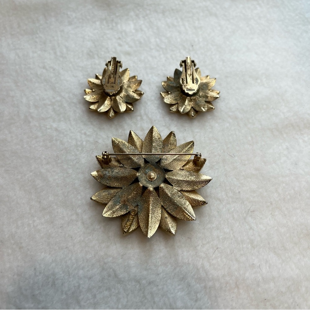 Sarah Coventry "Satin Petals" Signed Gold Tone Brooch & Matching Earrings -1964 - Picture 6 of 13